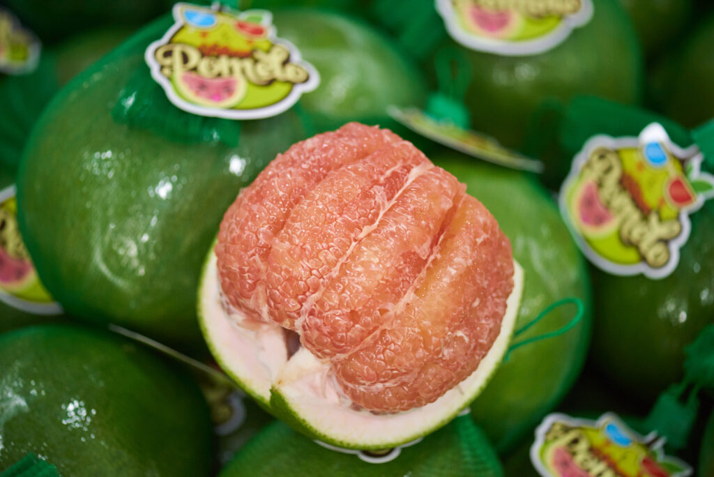 Premium green pomelo from Vietnam fruit exporter for international buyers